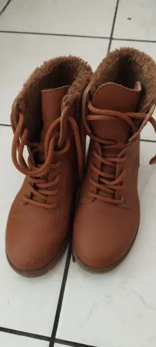 Bota Marrom Pink Cats com Pelinho - Tam. 35 (forma pequena, veste 34).