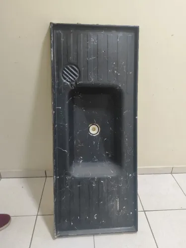 Pia de fibra 1.20×0.50,cor preta com rajado branco,com a válvula.