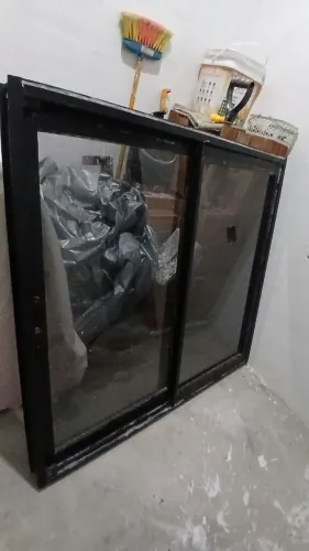 Janelão de alumínio cor preto