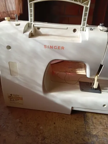 Máquina de costura Singer. Obs: a agulha não está puxando a linha da bobina.