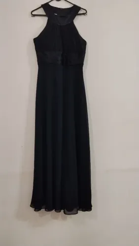 Vestidos e macacão de festa