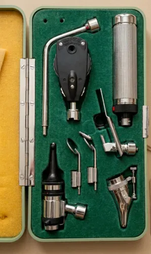 conjunto de diagnóstico médico (oftalmoscópio e otoscópio)