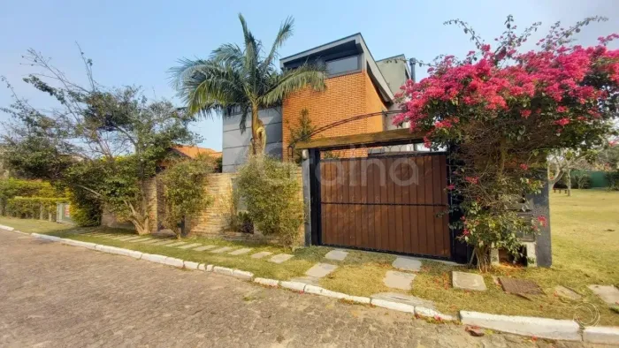 Casa de240m² com 3 Suítes no Morro das Pedras