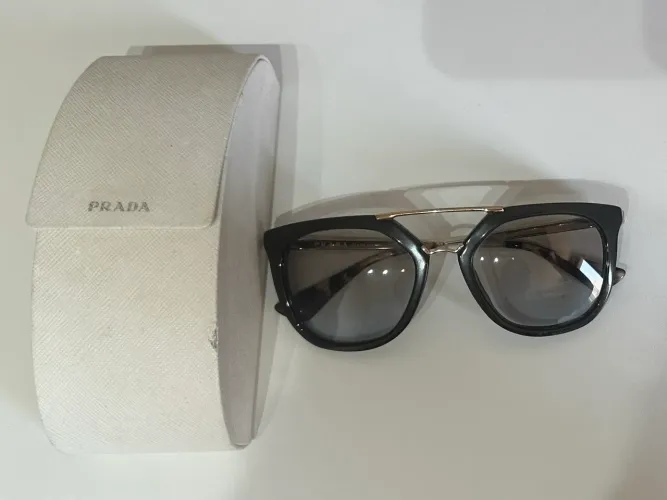Óculos feminino Prada