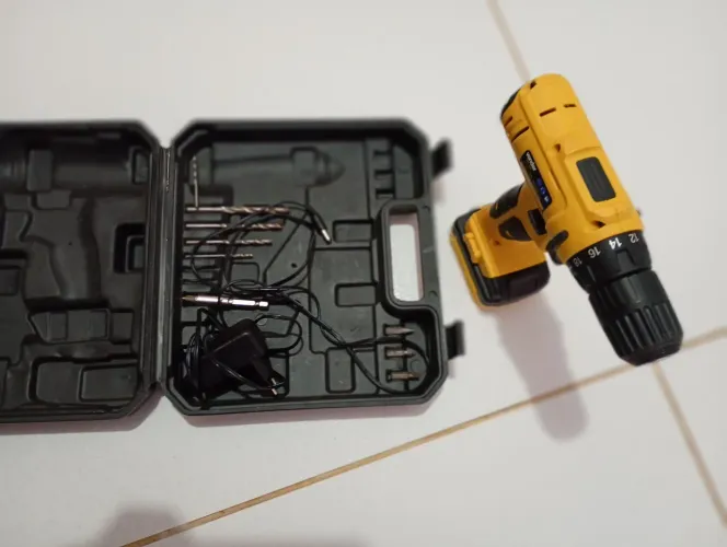 Vendo parafusadeira e furadeira com bateria e carregador 