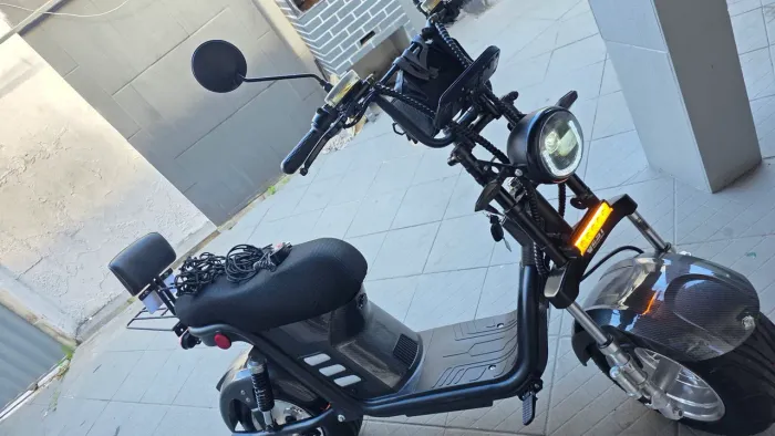 Moto seminovo nova com vários acessórios