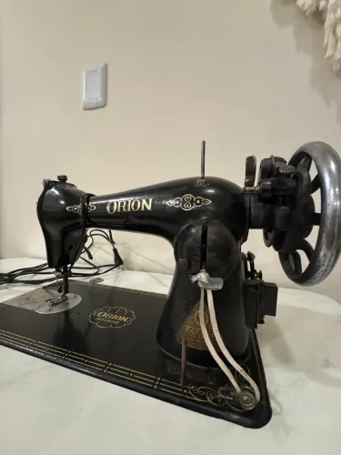 Máquina de costura reta doméstica Orion antiga com mesa gabinete
