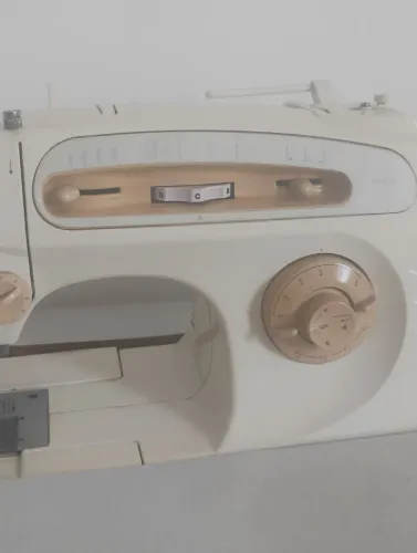 Máquina de costura Karina elétrica 110volts