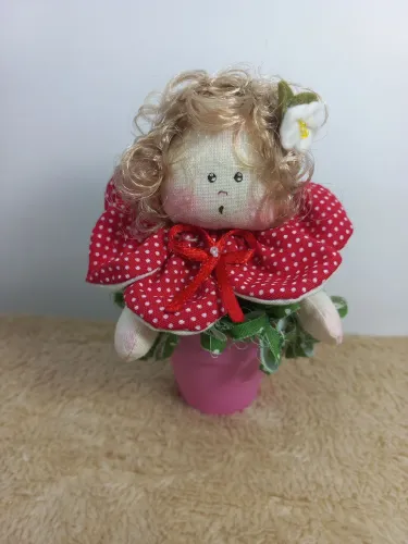 Boneca coleção Florescer - Pétalas vermelhas