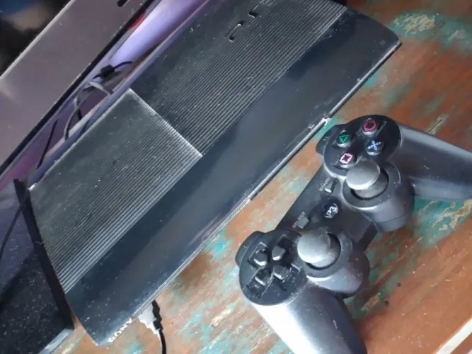 Playstation 3 broqueado com todos cabos e um controle e vários jogos originais 