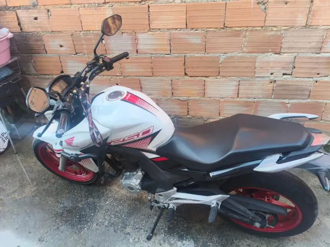 Moto CB Twitter 250