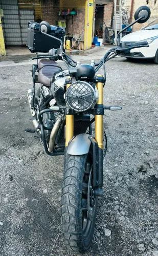 Triumph 400x (passagem em leilão)