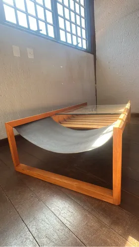 Mesa de centro em madeira, tampa de vidro e porta revistas de couro 