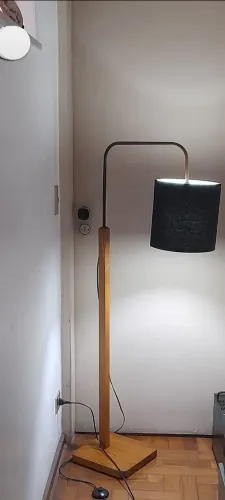 Luminária de piso Blitz, madeira com ferro e tecido