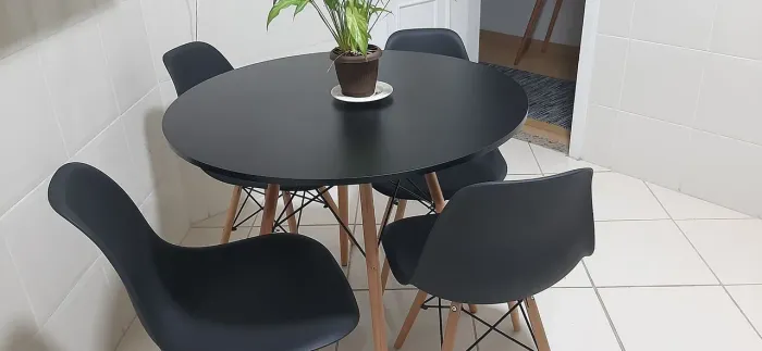 MESA REDONDA COM.90CM NA COR PRETA PÉS RETRO MADEIRA COM 4 CADEIRAS