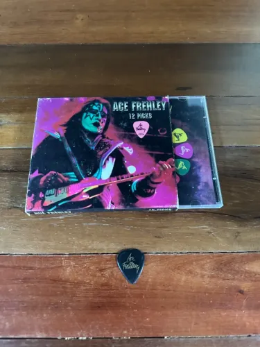 Ace Frehley - CD - 12 Picks - (acompanha palheta)