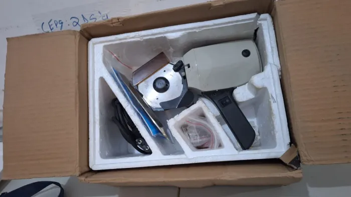 MÁQUINA DE CORTAR TECIDOS.Na Caixa