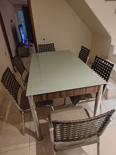 Vendo uma mesa de jantar com 6 cadeiras semi nova,ótimo preço e estado de conservação.