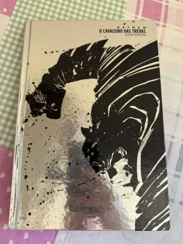 Batman: O Cavaleiro Das Trevas - Edição Definitiva (Capa Metalizada) HQ