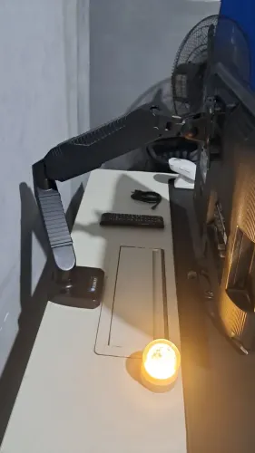 Braço articulado para monitor