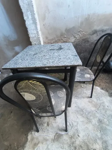 MESA DE GRANITO COM DUAS CADEIRAS