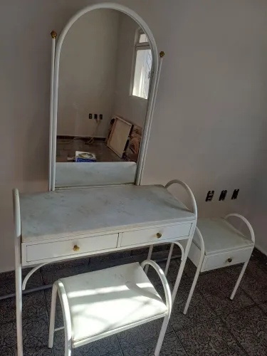 Penteadeira + mesa de cabeceira antigas