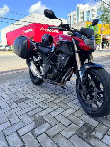 CB 500 F com acessórios e 2 capacetes 