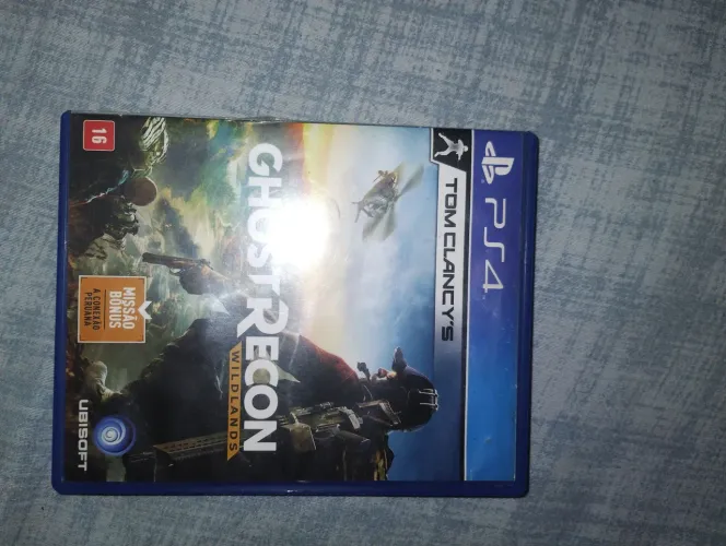 Play Station 4 com um controle e um jogo, é só ligar e jogar.