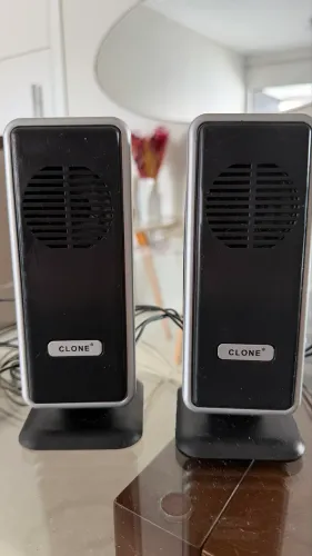 Par de caixas de som multimídia Clone para computadores e notebooks.