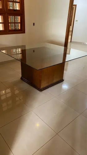 Mesa quadrada com tampo de vidro - 1.59x1.60cm