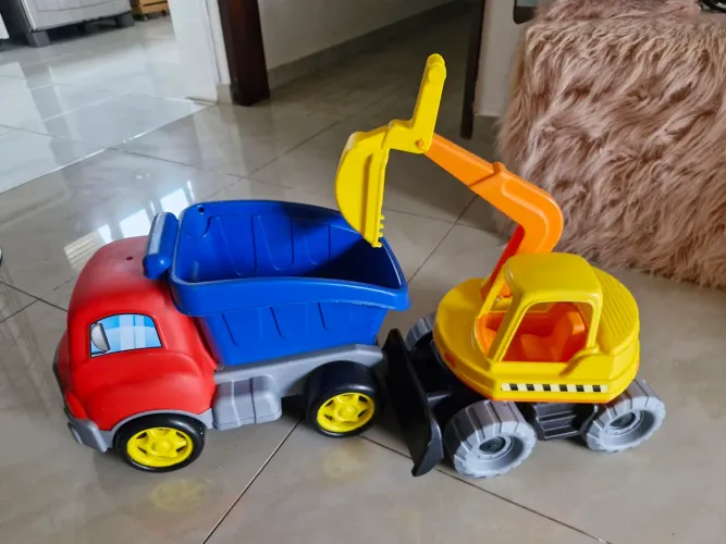 Caminhão e escavadeira 