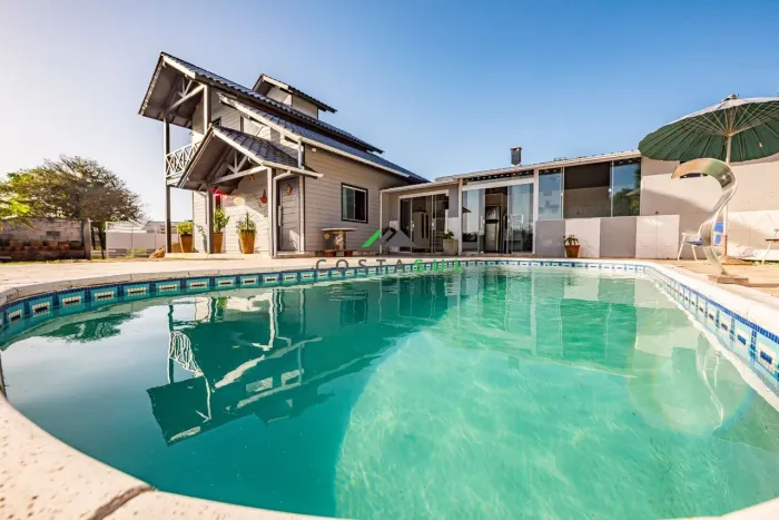 CASA COM PISCINA