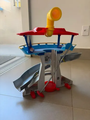 Caminhão, avião e torre da Patrulha Canina