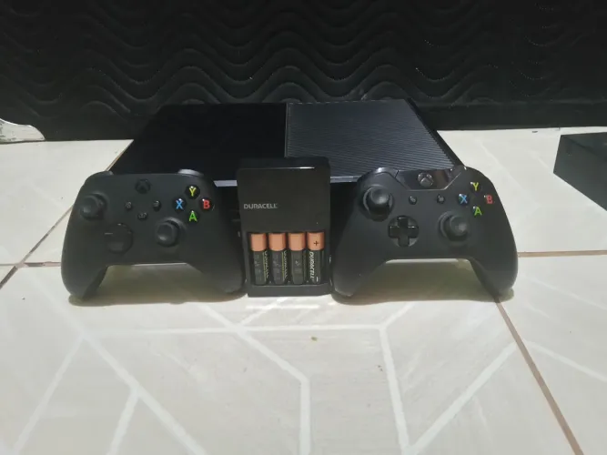 Xbox One 1tb 2 controles