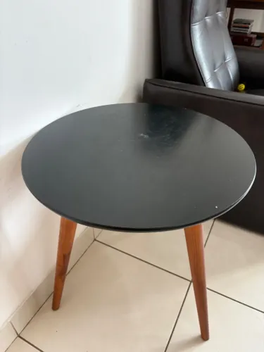 Mesinha de apoio preta
