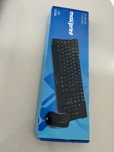 Teclado com mouse sem fios na caixa