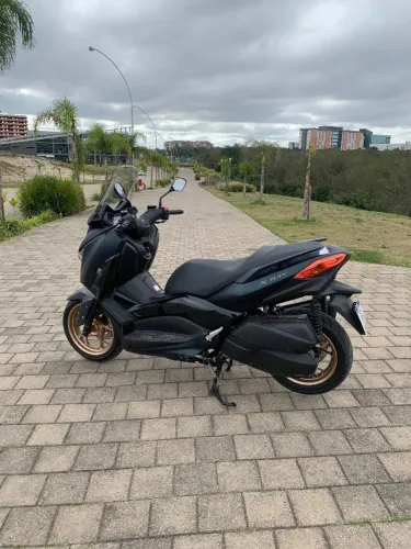 Vendo XMax 250 cc, única dona, km baixa !
