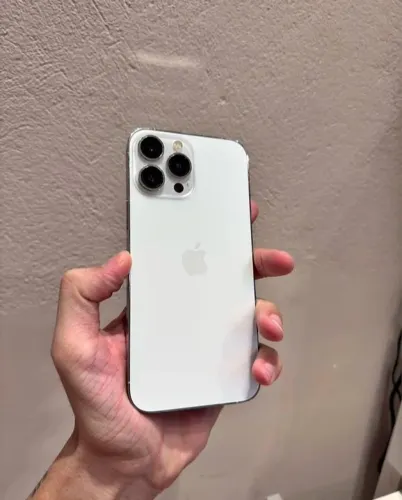 OPORTUNIDADE- iPhone 13 Pro Max branco e prata 70%