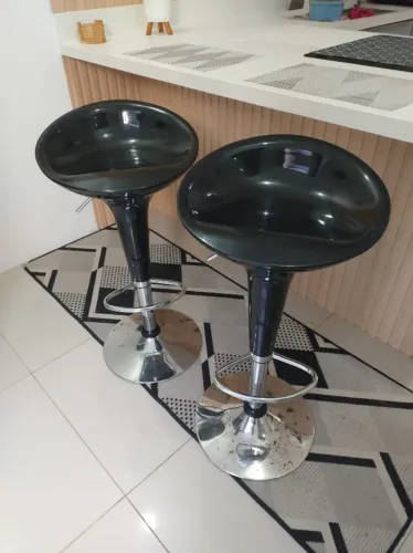 Banqueta giratória com regulagem de altura
