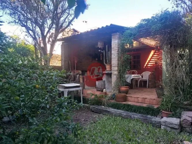 Na Vicente da Fontoura, sobrado com 4 quartos e pátio.