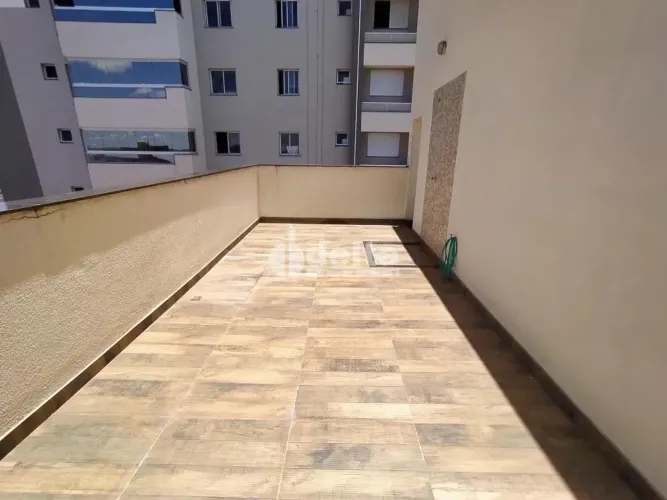Cobertura, disponível para locação e venda no bairro Santa Mônica, Uberlândia-MG