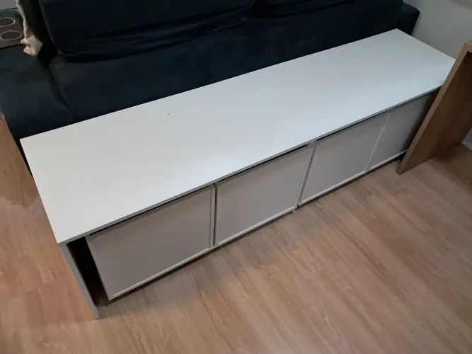 Mesa com 4 baús organizadores