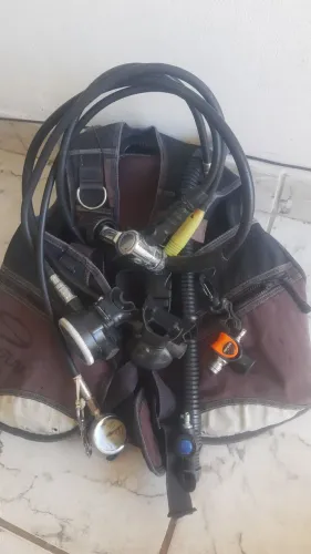 Equipamento de mergulho colete regulador e sucesso alert