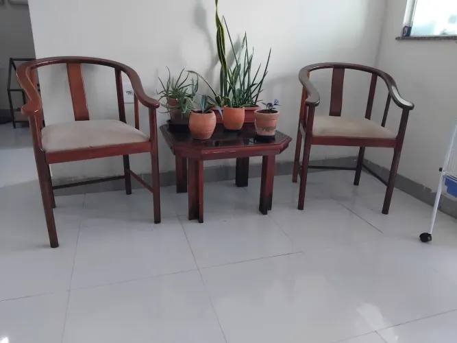 Conjunto de 2 namoradeira e um centro de madeira maciça