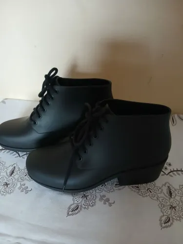 Vendo bota melissa usada uma vez 