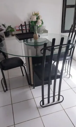 Base de mesa feita de mármore com 4 cadeiras de ferro