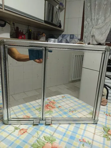 Armário com espelho para banheiro