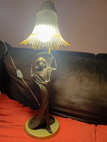 Luminária de mesa de metal com. Cúpula de vidro de dama 62 cm altura