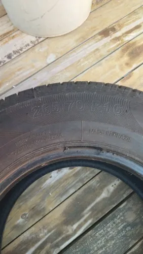 Vendo 01 pneu Remold 265/70R16 usado
