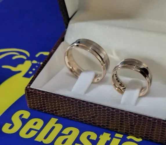 Par Alianças Ouro Branco e Ouro Amarelo 18 Kilates Casamento Bodas Tradicional Peso 22.00